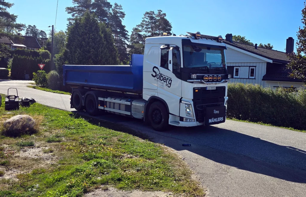 Solberg Hage & Anlegg transporterer masser.